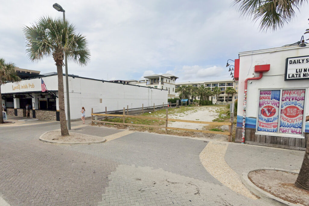 An empty lot between two buildings in Jacksonville Beach